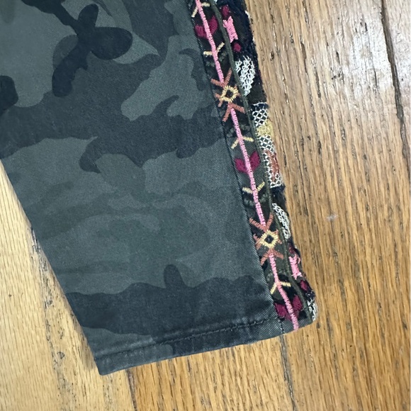 Driftwood Embroidered Jackie Jeans in Sedona Camo Size 25 - Picture 6 of 7